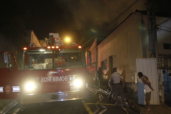 O Corpo de Bombeiros esteve no local e apagou o fogo em poucos minutos